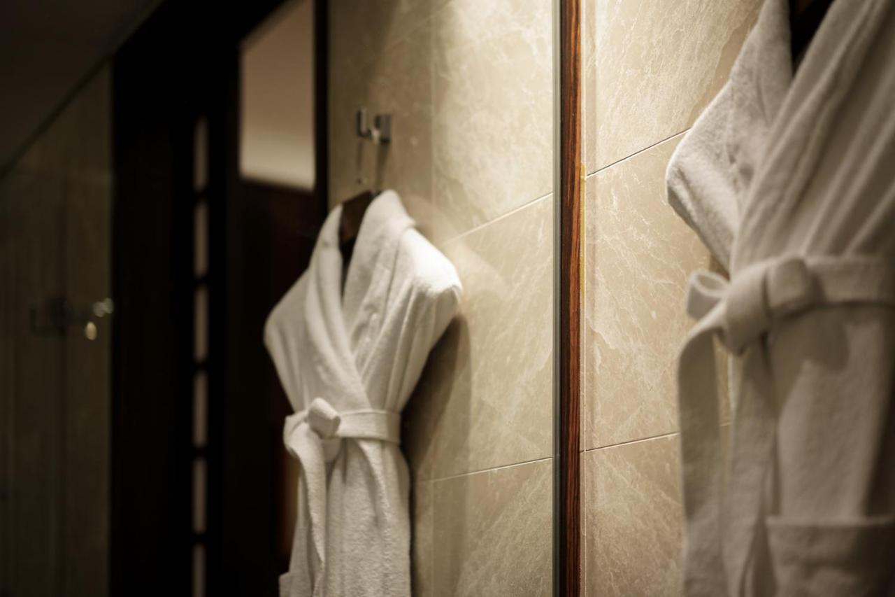 Lotte Hotel Seoel Buitenkant foto A bathrobe