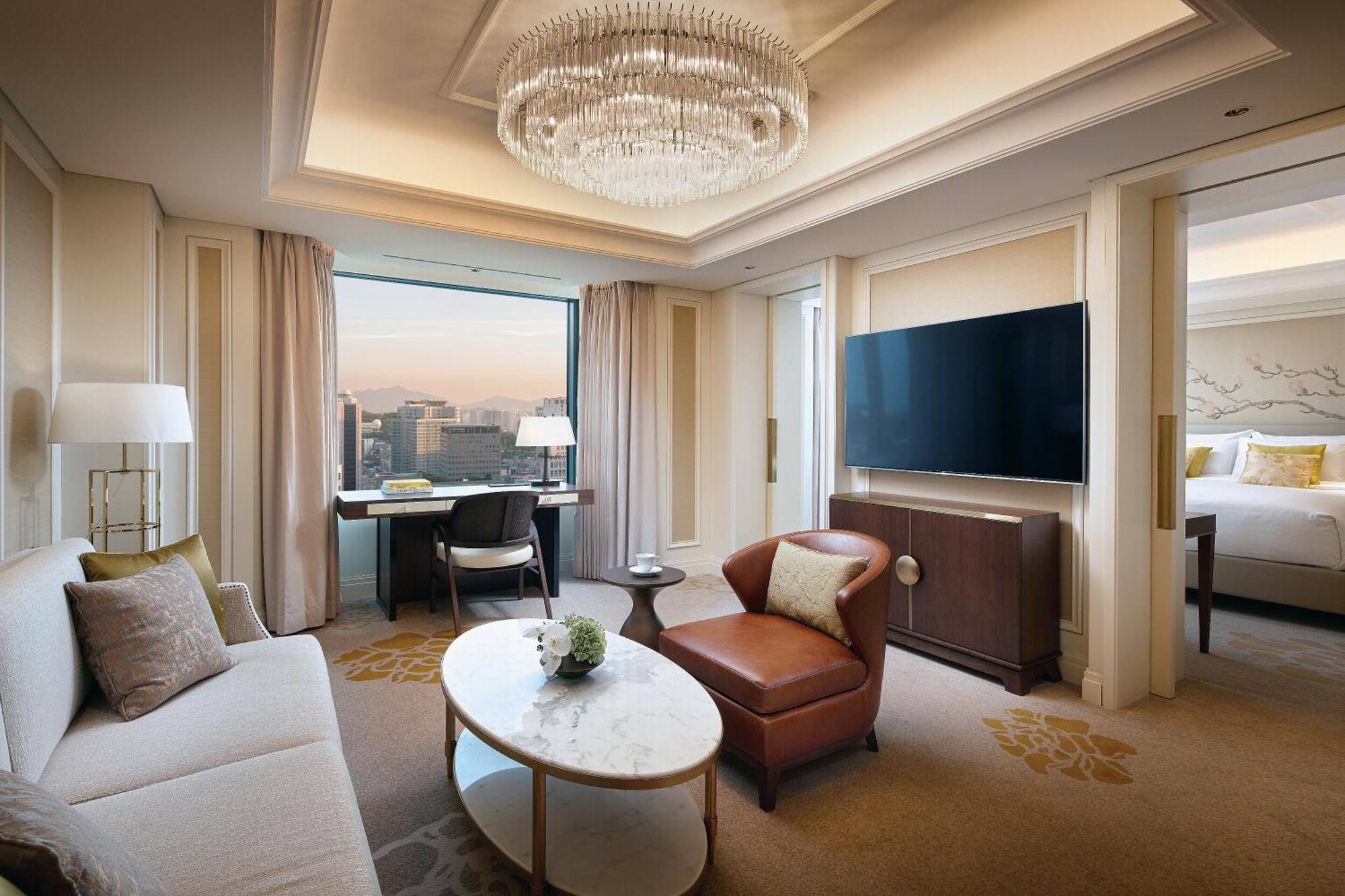Lotte Hotel Seoel Buitenkant foto A suite at The Ritz-Carlton, Osaka